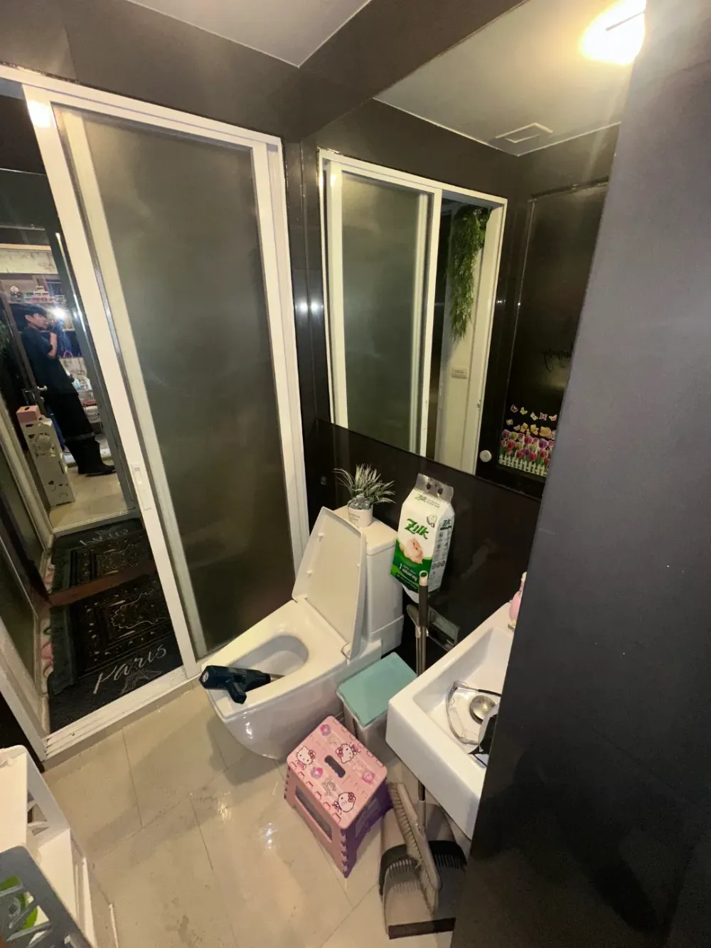 ภาพรวมห้องน้ำคอนโดที่ท่อพื้นและชักโครกตัน