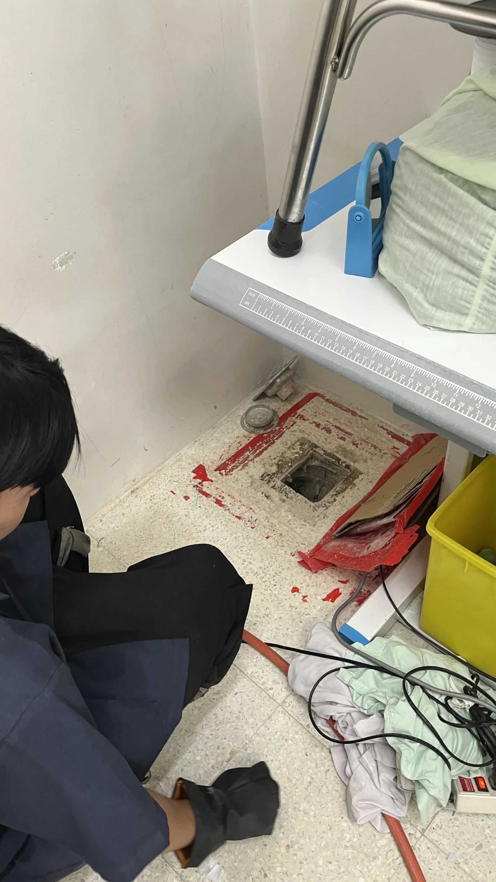 เปิดจุดตรวจสอบท่อเมนห้องซักฝั่งห้องเย็บผ้า