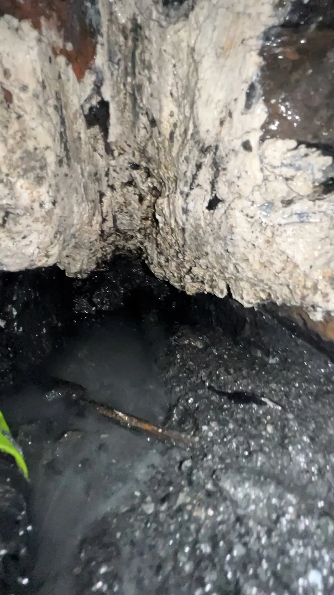 ปูนก่อบ่อพักผุกร่อนร่วนเป็นผง ปนกับตะกอนน้ำเสียที่แข็งตัว